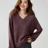 Suéter de punto grueso con diseño floral y cuello en V, diseñado para otoño e invierno, con un corte relajado y holgado, y hecho con una mezcla de hilo y cachemira.