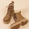Botas de Nieve de Cuero Suave para Mujer 2026 Invierno Nuevo Estilo Aterciopeladas Espesas Cálidas Botas Cortas Martin Venta Caliente Botas Grandes de Algodón del Noreste para Mujer