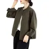 Foto real de la nueva chaqueta de trabajo corta de 2026, con cuello mao y corte holgado, para mujeres petite