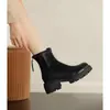 2026 Botines gruesos de suela de plataforma estilo británico, versión coreana moderna y elegante que aumenta la altura, zapatos de moda versátiles con suela de goma