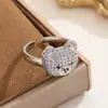 2026 Nuevo Anillo de Oso de Diamante de Color Super Brillante Abierto Ajustable Sensación de Lujo Ligero Diseño de Nicho Anillo para Dedo Versátil