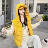 Nuevo chaleco acolchado con capucha estilo coreano, una chaqueta de algodón versátil para mujer, con un diseño acolchado de moda y una textura acanalada ligera.