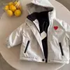 Casaco Infantil 2026 Inverno Meninos e Meninas Formato de Coração Marca Moderna Jaqueta com Capuz Bebê Inverno Forrado com Fleece Corta-Vento Espessado Casaco de Algodão