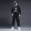 Conjunto casual de otoño: un conjunto de sudadera de cuello redondo y manga larga con estampado de dibujos animados combinado con pantalones jogger de cintura alta con cordón