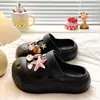 Zuecos populares de verano para mujer con suela gruesa de EVA para aumentar la altura, con diseños de estrellas de mar y gatitos, para uso casual al aire libre.