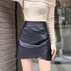 Saia Curta Feminina de Couro PU Plissada Assimétrica Estilo Hot Girl Outono/Inverno 2023 Nova Cintura Alta Efeito Emagrecedor Linha A Justa ao Corpo