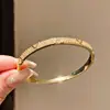 Pulsera con Cierre de Letra de Circonia Chapada en Oro Real de 18 Quilates Pulsera Versátil de Moda Simple Joyería de Mano de Lujo Ligero de Alta Gama para Mujer