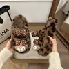 Pantuflas peludas de suela gruesa para aumentar la altura, nuevo modelo de invierno 2026, pantuflas de algodón cerradas de dibujos animados lindos, pantuflas peludas para exteriores para mujer