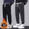Calça esportiva masculina 2025 novo estilo outono e inverno, forrada com fleece, modelagem solta, calça comprida com punho, calça de moletom de veludo cotelê de inverno para adolescentes