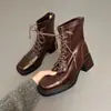 Botines tipo Martin de cordones estilo británico retro para mujer, colección otoño/invierno 2026, con punta cuadrada, tacón grueso y diseño versátil adecuado para el trabajo y el uso diario, creando un efecto adelgazante y un look de botín biker