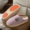 Pantuflas de algodón retro con bordado de hojas para mujer, con forro de felpa para abrigar, suela antideslizante y baja abrasión, lo que las hace cómodas para uso en interiores y en casa durante el invierno.