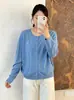 Cardigã de tricô macio com gola redonda para mulheres plus size, estilo outono 2026, solto e versátil, jaqueta que afina a silhueta para mulheres plus size
