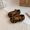 Nova coleção Primavera/Outono 2026: Sapatilhas de couro estilo coreano com estampa de leopardo, de tira única e bico fino, versáteis e de sola macia para meninas