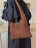 Bolso de Hombro Grande de Remaches Retro de Gama Alta, Bolso de Axila Estilo Motociclista Europeo y Americano, Bolso Tote Popular de Mano
