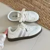 Zapatillas de entrenamiento alemanas de estilo coreano con puntos planos, nuevo modelo otoño 2026, zapatillas transpirables, ligeras y versátiles, zapatos blancos estilo campus para mujer