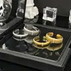 Anillo Popular Francés Cepillado, Diseño Nicho Estilo Antiguo, Anillo de Pigmento Dorado de Lujo Ligero y Alta Gama, Joyería de Mano para Mujer