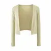 Este conjunto elegante e sedutor apresenta um design que abraça o corpo, acentuando suas curvas.. É um conjunto de três peças para mulheres, perfeito para o outono, composto por um top de tricô com gola alta parcial, uma saia de comprimento médio e um cardigã.