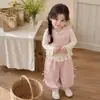Estilo Dulce y Lindo Conjunto de Tres Piezas de Moda para Niñas Otoño 2026 Nuevo Camisola de Encaje Chaleco Pantalones de Pierna Ancha Suave Agradable al Tacto