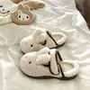 Zapatillas de algodón suaves y lindas con suela gruesa de conejo fufu lechoso 2026 Otoño/Invierno Nuevos Zapatos Cerrados Peludos de Alto Valor para el Hogar Persona Perezosa
