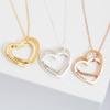 Colgante de mujer de corazón a corazón: Baratijas de acero inoxidable hechas a mano que se pueden diseñar y tallar con nombres individuales.