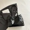 Bolsa de ombro minimalista de alta qualidade, estilo coreano, para mulheres, nova coleção outono 2026, com design exclusivo e adequada para o dia a dia.