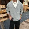 Suéter Casual de Punto para Hombre con Cuello en V Profundo, Estilo Falso Dos Piezas, Nuevo para Otoño/Invierno 2025, Corte Holgado, Estilo Old Money