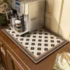 Tapete Drenante para Máquina de Café de Luxo Leve Estilo Americano para Bancada, Tapete Absorvente de Terra de Diatomáceas Isolante de Calor para Bancada de Cozinha e Mesa de Jantar, Antiderrapante e Lavável
