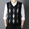 Colete de lã com decote em V para outono e inverno, colete de malha espesso sem mangas com padrão de losangos para homens, usado sob um suéter jacquard, colete masculino