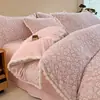 Juego de cuatro piezas de terciopelo de leche grado A con patrones florales bordados, alta densidad, grueso y cálido, adecuado para uso invernal, hecho de franela francesa y vellón de coral, un juego de tres piezas para dormitorios