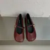 Sapatos de couro macio de bico fino estilo Wanwan com plataforma interna e boca rasa para mulheres, para usar com saias, mostrando sapatos brancos de vovó, verão