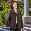 Colección de otoño e invierno para mujeres de mediana edad y mayores: abrigo corto de lana elegante con solapa, nuevo diseño 2026, elegante y sofisticado, perfecto para mamás