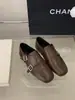 Mocassins Femininos Retrô em Relevo 2026, Sapatos Baixos para Deslocamento Confortável, Sapatos Pequenos de Couro Estilo Britânico, Sapatos Femininos Plus Size, Preto