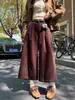 Foto real de pantalones acampanados cropped de pana vintage, colección otoño 2026, color liso, versátiles, cintura semi-elástica, pantalones casuales adelgazantes
