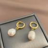 Pendientes de perlas de agua dulce estilo retro francés para mujer, de alta gama, ligeros, de lujo, elegantes, con diseño chapado en cobre y oro.