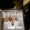 Colar com Pingente Borboleta Atraente Cor Dourada Antiga Pontos de Diamante Novo Estilo Chinês Chinoiserie Janela de Flores Pequeno Pote da Fortuna Colar Joia