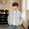 Jaqueta de Inverno com Penas para Meninos 2026 Novo Estilo Quente de Inverno Gola Alta Leve Roupa Externa Crianças Médias e Grandes Casual Roupas Infantis Tendência