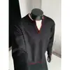En stock otoño e invierno 2026 nuevo suéter de punto de alta calidad de imitación de dos piezas con bordado especial y cuello en V, top holgado de talla grande, moderno