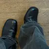 Novos mocassins quadrados minimalistas da moda 2027 para mulheres, adequados para o trajeto diário, com salto oculto, estilo slip-on e um design de corte profundo
