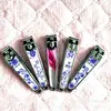 Cortauñas R15 azul y blanco cortauñas de porcelana cortauñas populares de moda cortauñas 1 yuan al por mayor 2 yuanes al por mayor suministro