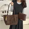 Bolsa Grande Estampa de Leopardo Feminina 2026 Outono/Inverno Nova Retrô Simples de Ombro e Mão Versátil Bolsa Tote para o Dia a Dia