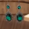 Brincos Pendentes Femininos Estilo Gótico Vintage com Pedras Verdes e Acabamento em Prata para Looks de Festa de Halloween