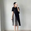 El exquisito y único vestido de Miyake es un éxito de ventas en las tiendas, con un moderno diseño de bloques de color irregulares y una falda plisada de alta gama.