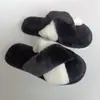 La abertura cruzada para la piel se puede usar sobre pantuflas de algodón afelpado
