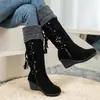 Botas femininas de algodão plus size estilo europeu e americano transfronteiriças, com acabamento em camurça, design de amarrar atrás, detalhes de franjas, cano alto e salto plataforma, adequadas para o inverno