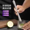 Palitos de suco picados, batidas violentas com martelo de limão, palito de suco picado, coqueteleira, copo de aço inoxidável, espremedor de frutas, martelo de gelo