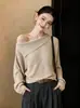 Tejido de avena2026 Otoño Nuevo Estilo Cuello asimétrico Volante Hombros descubiertos Manga larga Tejido calado Top de moda