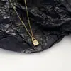 Pendente de Cadeado Pequeno Dourado com Zircônia Diamantada de Alto Padrão Titânio Aço Colar Feminino Design de Luxo Leve Nicho Corrente de Clavícula Coração
