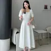 Novo Vestido Branco de Manga Bufante de Verão 2026 para Mulheres, Vestido Simples de Comprimento Médio para Figuras Baixas, Adequado para Registro de Casamento