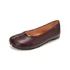 Sapatos de bico separado de nicho para mulheres, de sola plana, novo estilo de outono, sapatos tabi ferradura, sapatilhas de couro macio, slip-on, sapatos de bico baixo