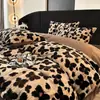 Manta con Estampado de Leopardo Maillard de Piel de Conejo Juego de Cuatro Piezas Invierno Engrosado Cálido Sábana Bajera y Funda de Edredón de Terciopelo de Leche Ropa de Cama